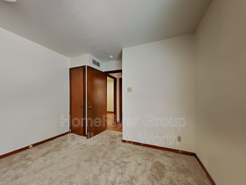 Building Photo - 1216 Glen Cove Dr