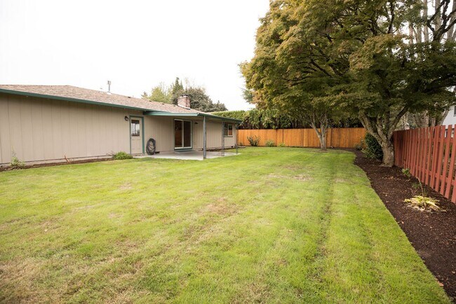 Building Photo - Immaculately maintained 3-bdr/1.5-bath ran...
