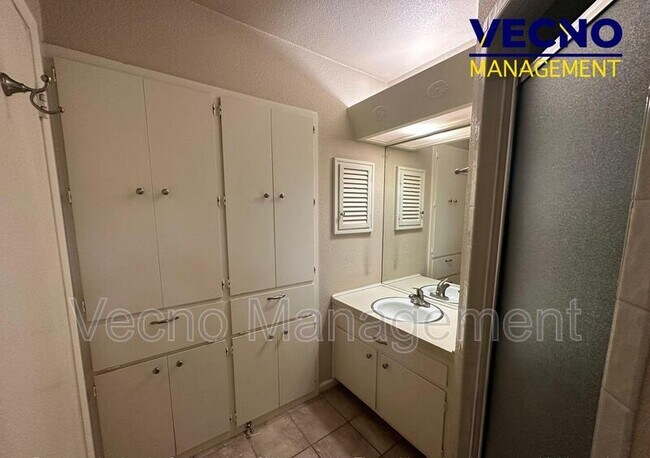 Building Photo - 3643 Richwood Dr