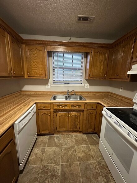 Building Photo - 1801 Windover Pl SW