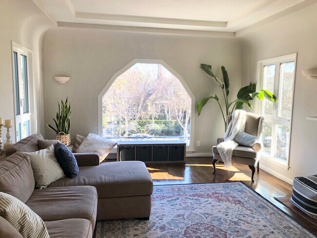 Building Photo - 1603 Stearns Dr