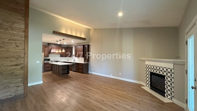 Building Photo - 3 BD | 2 BA Duplex with Fenced Backyard an...