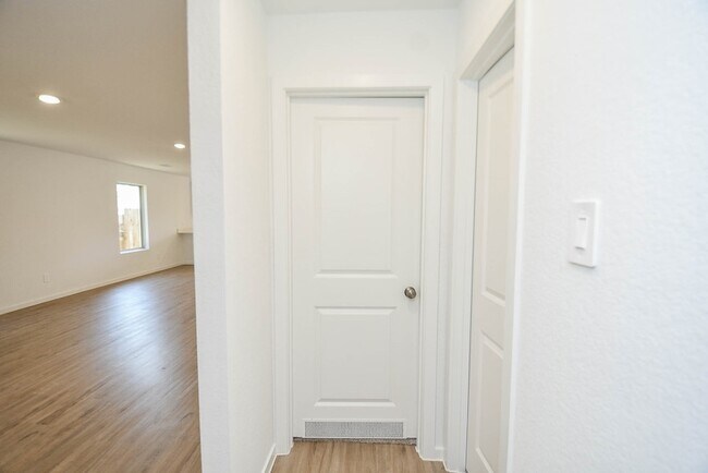 Building Photo - 1542 San Sebastien Dr