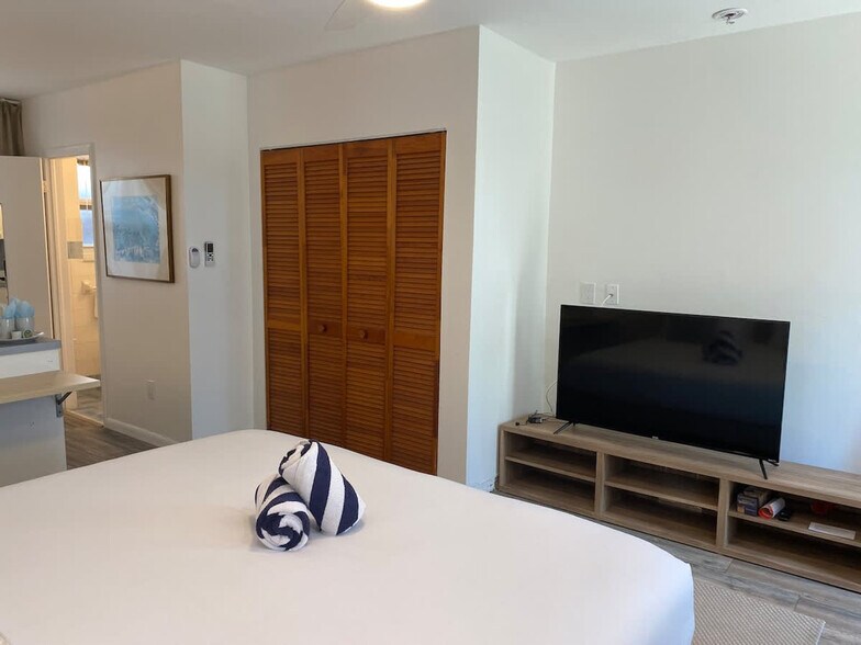 Building Photo - 810 S Surf Rd