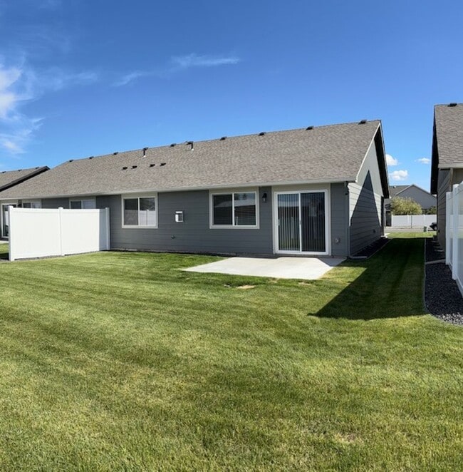Building Photo - Moen Fields 3 Bed 3 Bath Garden Townhome across from Greenacres Elementary