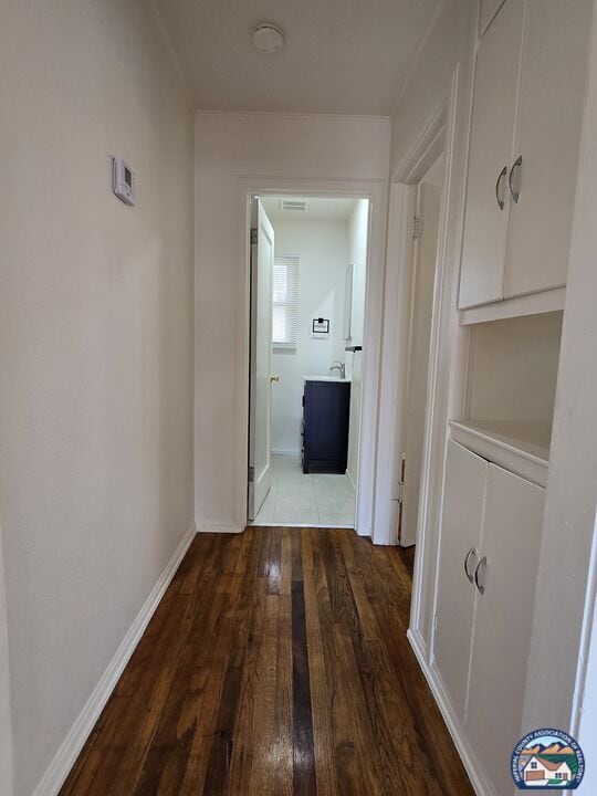 Building Photo - 1018 W Commercial Ave