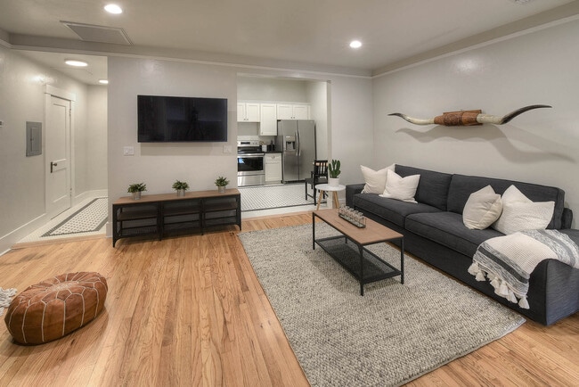 1BR, 1BA - 550SF - Living Room - San Carlos