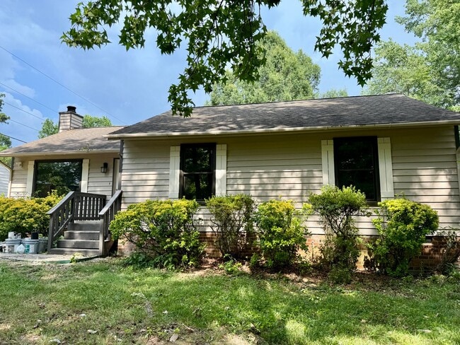 Building Photo - Adorable Recently Renovated 3 Bed 1.5 Bath...