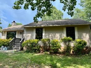 Building Photo - Adorable Recently Renovated 3 Bed 1.5 Bath Home $2395