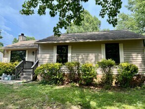 Building Photo - Adorable Recently Renovated 3 Bed 1.5 Bath...