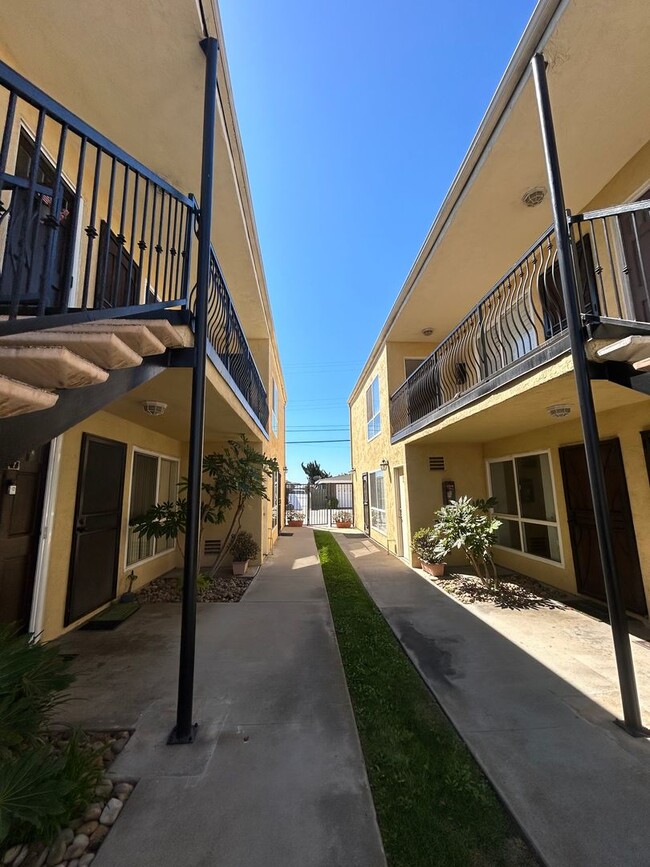 Building Photo - Fully Furnished Coastal Condo