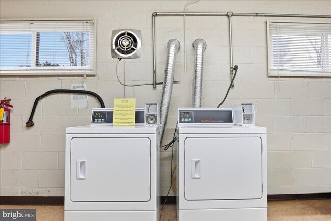 Building Photo - 1745 Edgewood Hill Cir