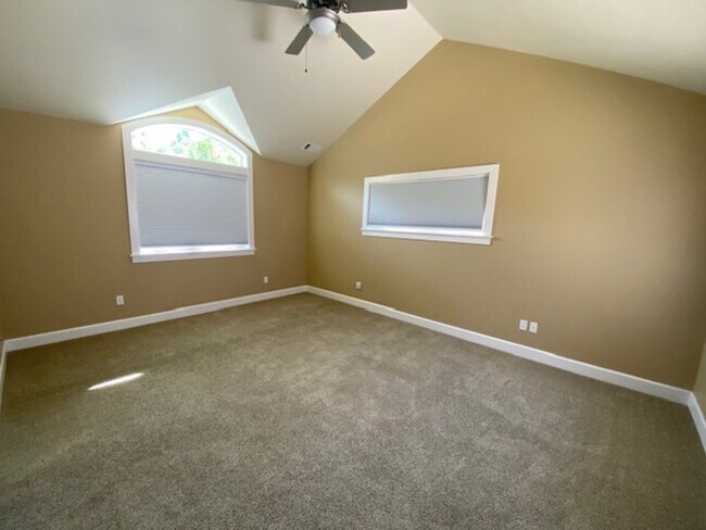 Building Photo - 528 W Nevada St