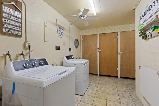 Building Photo - 4775 Cove Cir