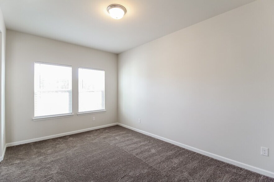 Building Photo - 730 Sara Mdw Rd