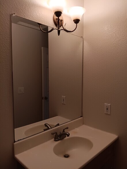 Upstairs Bathroom - 1964 Windmill Cir