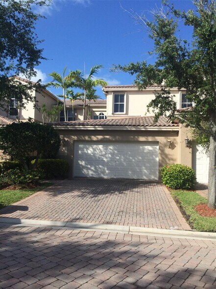 Primary Photo - 886 Spinnaker Dr W