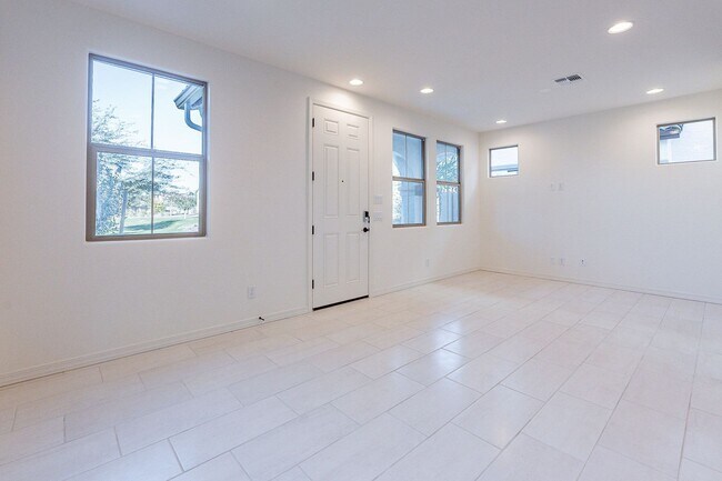 Building Photo - Three Bedrooms! Newer Neighborhood - conve...