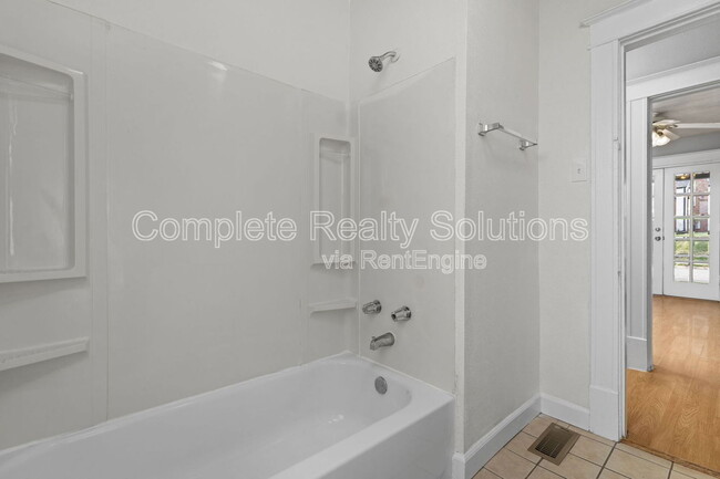 Building Photo - 3514 Colonial Ave