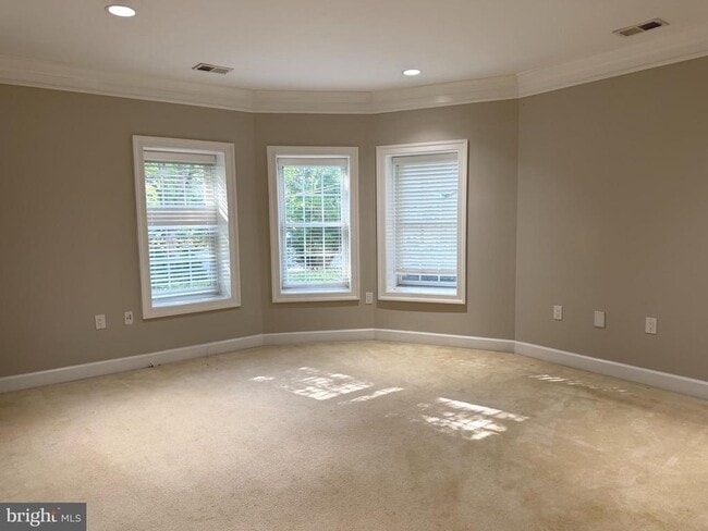 Building Photo - 6529 Fairlawn Dr