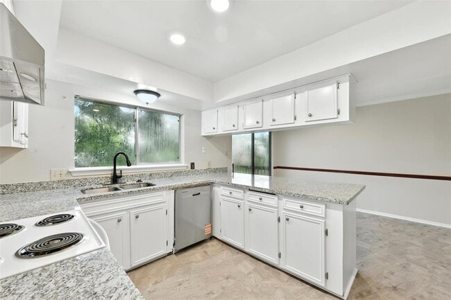 Building Photo - 329 Gleneagles Dr