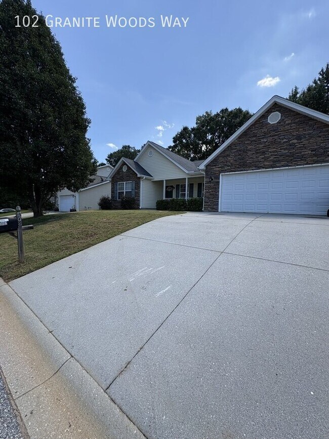 Building Photo - 102 Granite Woods Way