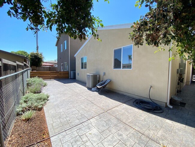 Building Photo - 5BD/3BA, Private Fenced Yard!! (Lease out, pending signatures. Check back in a few days!)