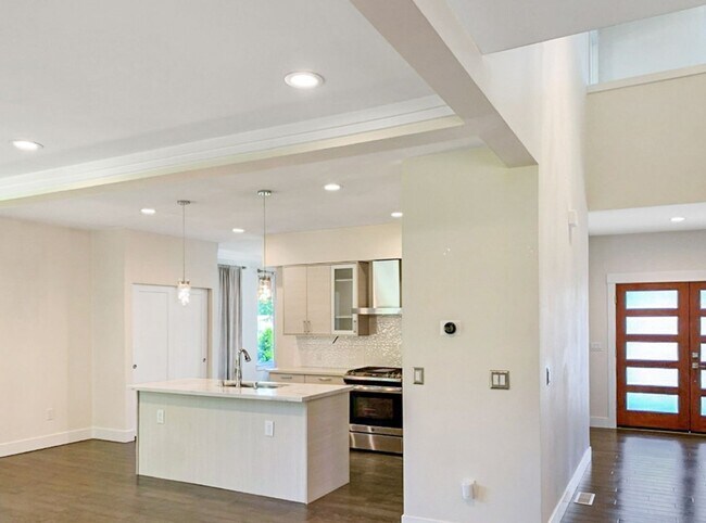 Building Photo - 4Bd/2.5Ba Renton Home