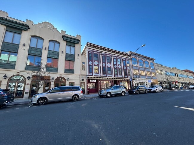 Building Photo - Gorgeous 3 bedroom 1 1/2 bathroom Single F...