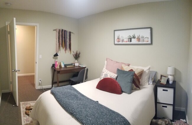 Building Photo - Immaculate 5 Bedroom 3 bath home with beautiful hill views!