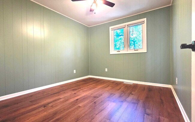 Building Photo - 412 Meadow Ln