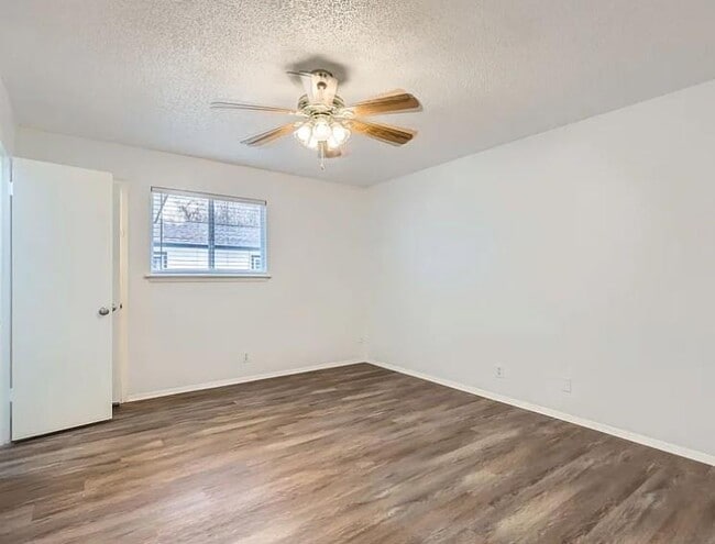 Building Photo - 1301 Hollow Creek Dr
