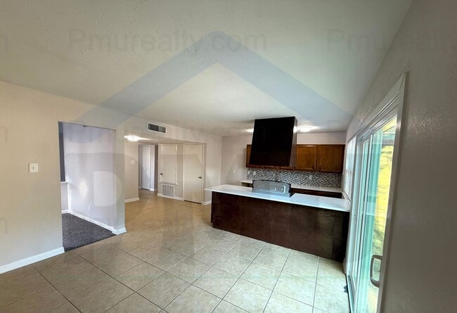 Building Photo - AVAILABLE NOW!!! Charming and spacious 3 b...
