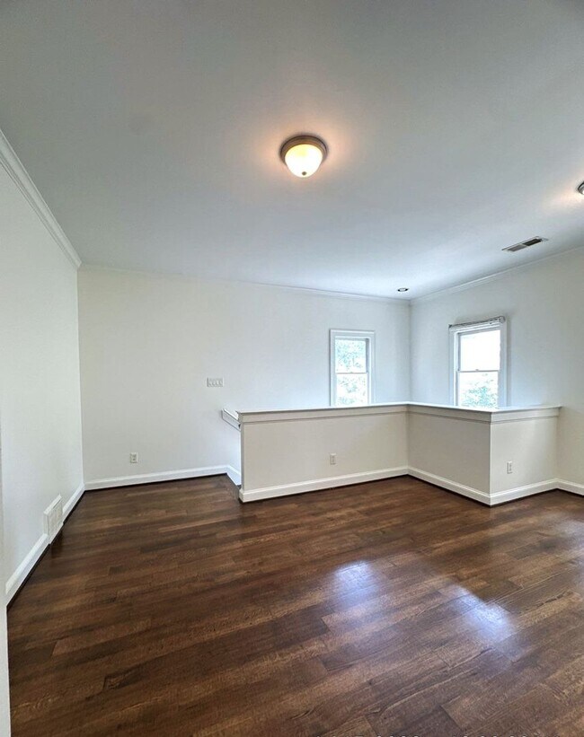 Building Photo - Gorgeous 4 Bedroom Home A Must See