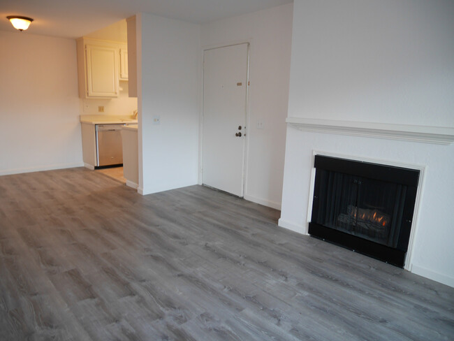 Building Photo - Golden Oaks Condo now available for rent!