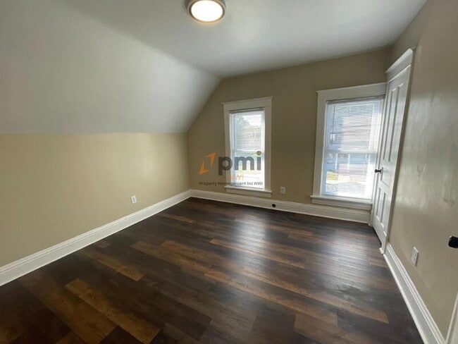 Building Photo - 1204 Manhattan St