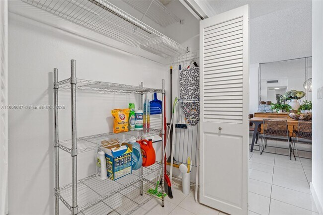 Building Photo - 300 Bayview Dr