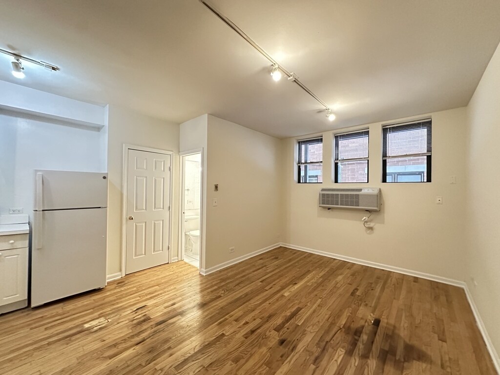 Building Photo - 922 W Dakin St