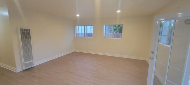 Building Photo - Large home on private cul-de-sac