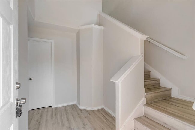 Building Photo - 3207 Barksdale Dr