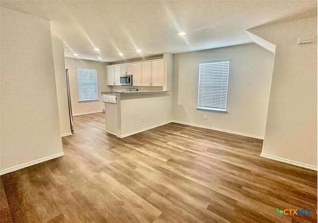 Building Photo - 452 Lynwood Gold