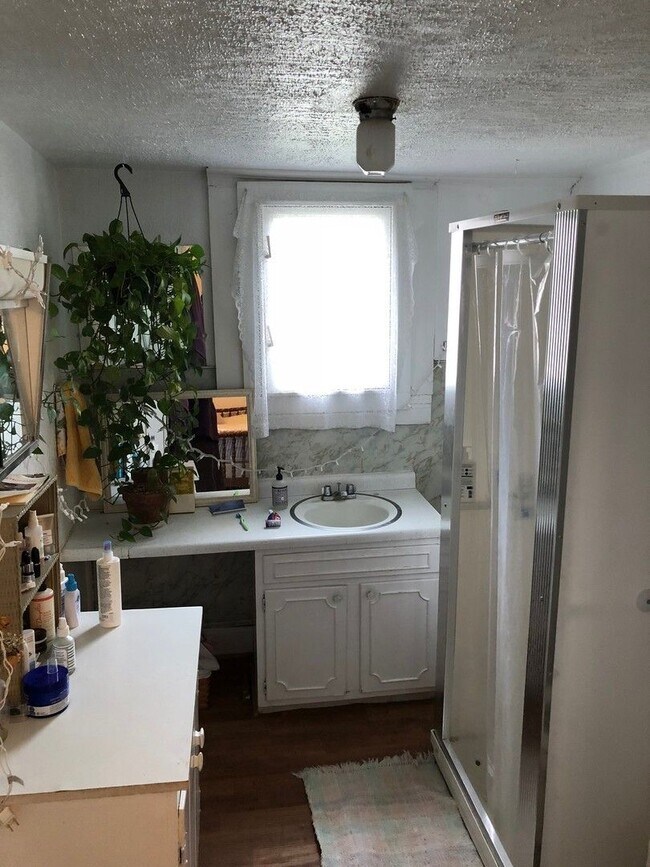 Building Photo - 1 bedroom, 1 bath duplex: Available August...