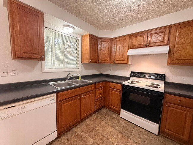 Building Photo - 1593 Skyline Way S