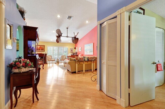 Building Photo - 455 Mohawk Ln