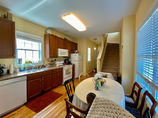 Building Photo - 3925 Lexington Dr