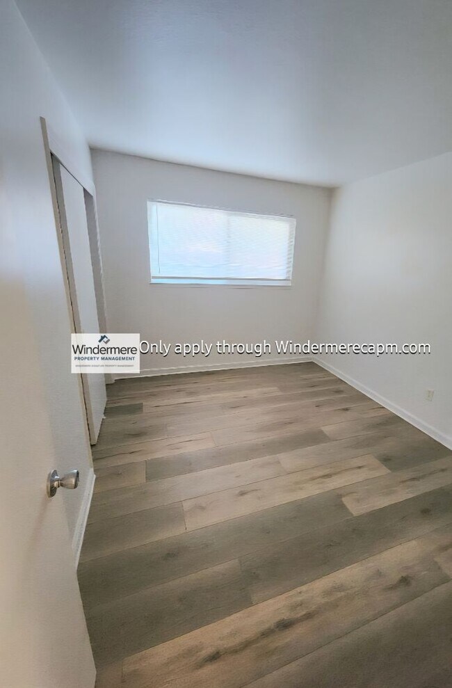 Building Photo - Gorgeous Halfplex in the heart of Carmicha...