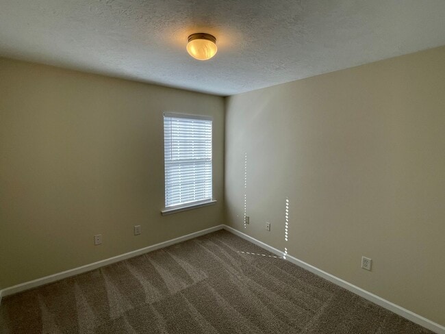 Building Photo - 612 Lory Ln