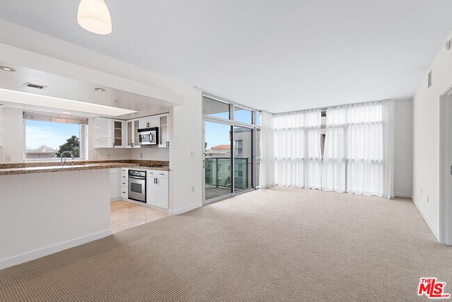 Building Photo - 13700 Marina Pointe Dr