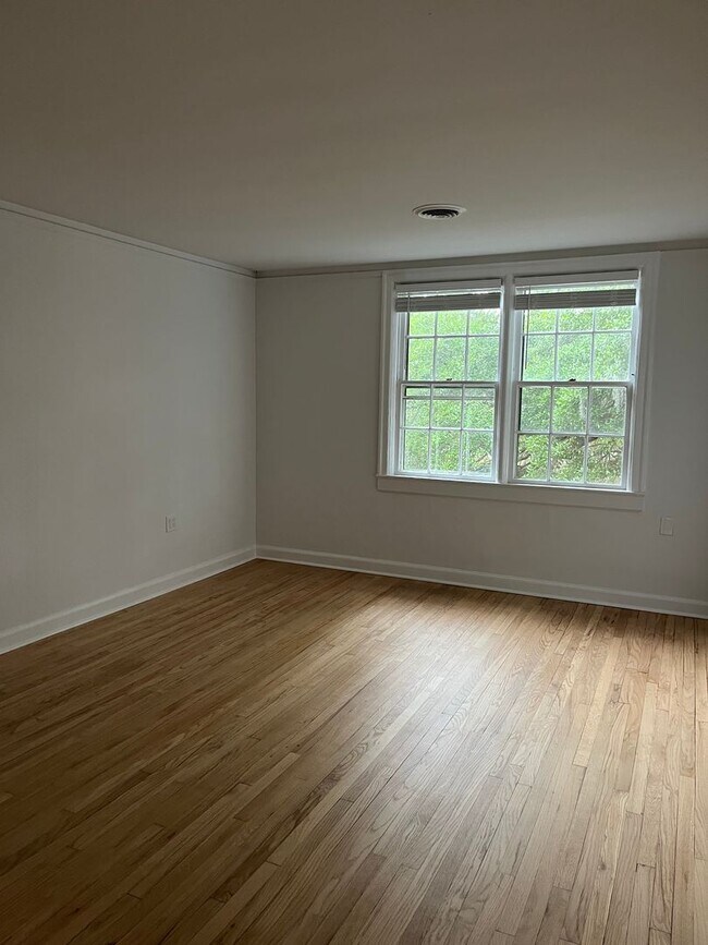 Building Photo - Quaint apartment in convenient location