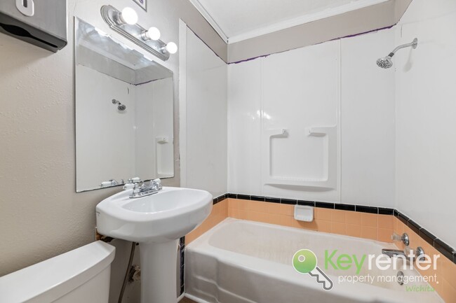 Building Photo - Beautifully Updated 3-Bedroom Home in Central Wichita!